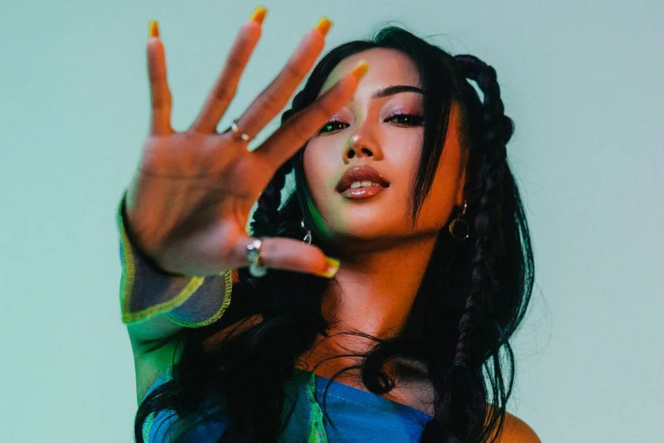 Sabronzo menjelaskan dirinya tidak pernah mengenali atau mendekati mana-mana individu bergelar ahli politik Malaysia.