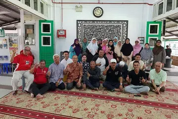BERKHIDMAT BERSAMA: Pengerusi Masjid Kampong Delta, Encik Johari Haji Samsudin (duduk, bertopi putih), bergambar bersama kakitangan dan sukarelawan masjid. Gambar diambil sebelum Covid-19. - Foto MASJID KAMPONG DELTA