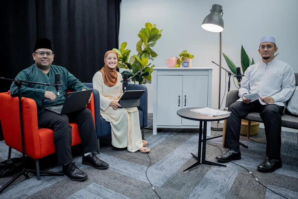 Timbalan Mufti, Dr Izal Mustafa Kamar (kanan), merakam podcast #NoTapis di bilik berita Berita Harian bersama hos, Penerbit Podcast, Cik Natasha Mustafa, dan Koresponden BH, Encik Anwar Saleh.