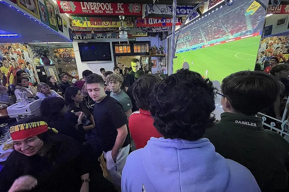 TUNJUK SOKONGAN: Penyokong Sepanyol membanjiri restoran dan bar yang menayangkan perlawanan antara Sepanyol dan Costa Rica Rabu lalu. - Foto BH oleh FAKHRURADZI ISMAIL