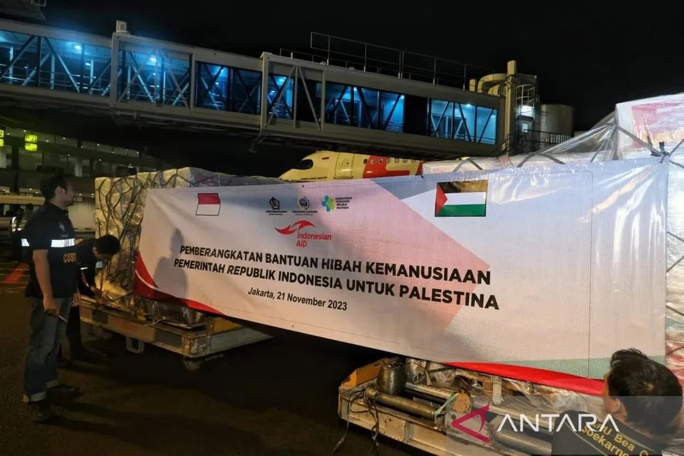 BANTUAN KEMANUSIAAN: Indonesia menghantar bantuan kemanusiaan yang terdiri daripada ubat-ubatan dan peralatan perubatan bernilai Rp31.9 bilion (S$2.68 juta) ke Palestin pada Rabu (22 November 2023).