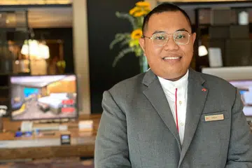 LUASKAN KEMAHIRAN: Sifat ingin tahu Encik Andik Ismail Ismail mendorongnya untuk menceburi bidang perhotelan setelah lima tahun bekerja dalam bidang makanan dan minuman (F&B). Encik Andik merupakan antara 99 penerima Anugerah Baik Budi Kebangsaan 2022 baru-baru ini. - Foto GERAKAN BAIK BUDI SINGAPURA