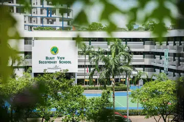 Video yang dirakamkan pada 2023 yang baru-baru ini muncul dalam talian menunjukkan sekumpulan pelajar, kelihatan memakai pakaian seragam Sekolah Menengah Bukit View, membuli rakan sebaya mereka.