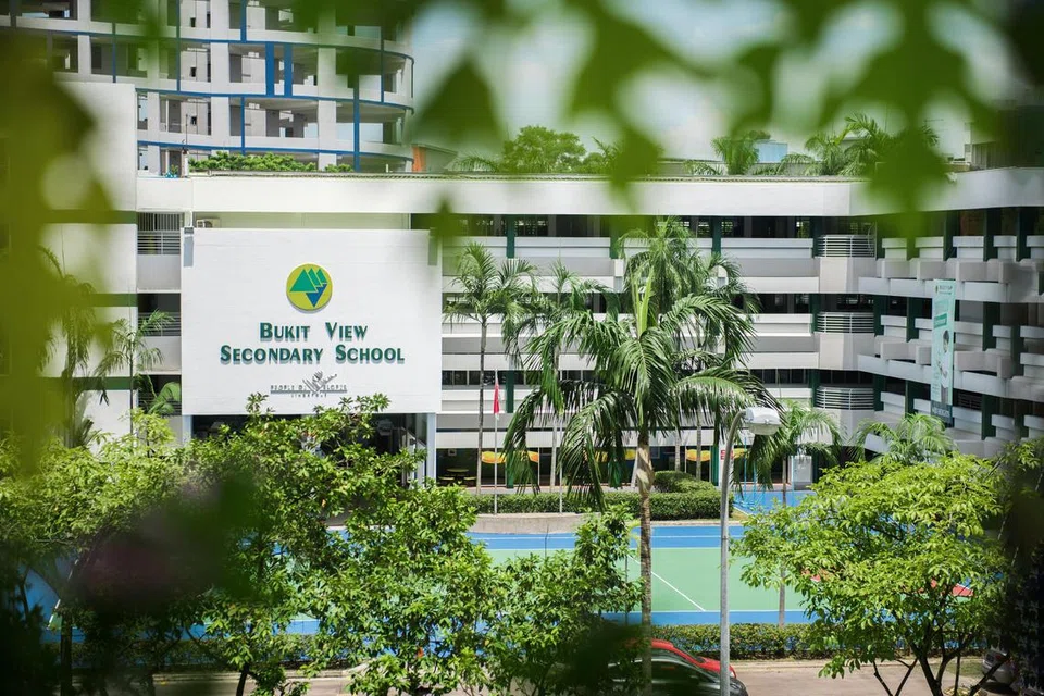 Video yang dirakamkan pada 2023 yang baru-baru ini muncul dalam talian menunjukkan sekumpulan pelajar, kelihatan memakai pakaian seragam Sekolah Menengah Bukit View, membuli rakan sebaya mereka.