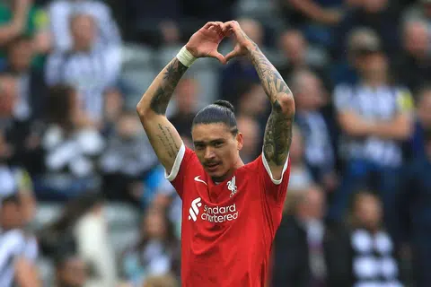 SEMAKIN DIGERUNI: Penyerang Liverpool asal Uruguay, Darwin Nunez, semakin serasi dengan corak dan rentak permainan pasukan. Kelihatan beliau meraikan kejayaan menjaringkan gol semasa menentang Newcastle United di Stadium St James’ Park, lewat Ogos lalu.