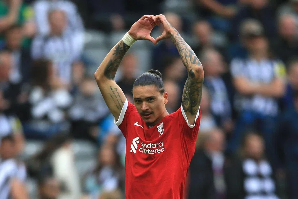 SEMAKIN DIGERUNI: Penyerang Liverpool asal Uruguay, Darwin Nunez, semakin serasi dengan corak dan rentak permainan pasukan. Kelihatan beliau meraikan kejayaan menjaringkan gol semasa menentang Newcastle United di Stadium St James’ Park, lewat Ogos lalu.
