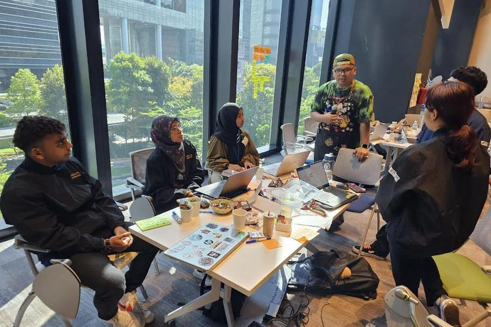 Peserta membincangkan dan melontarkan idea baru dalam mencari penyelesaian masalah yang membelenggu masyarakat dalam acara ‘Hackathon Belia’.