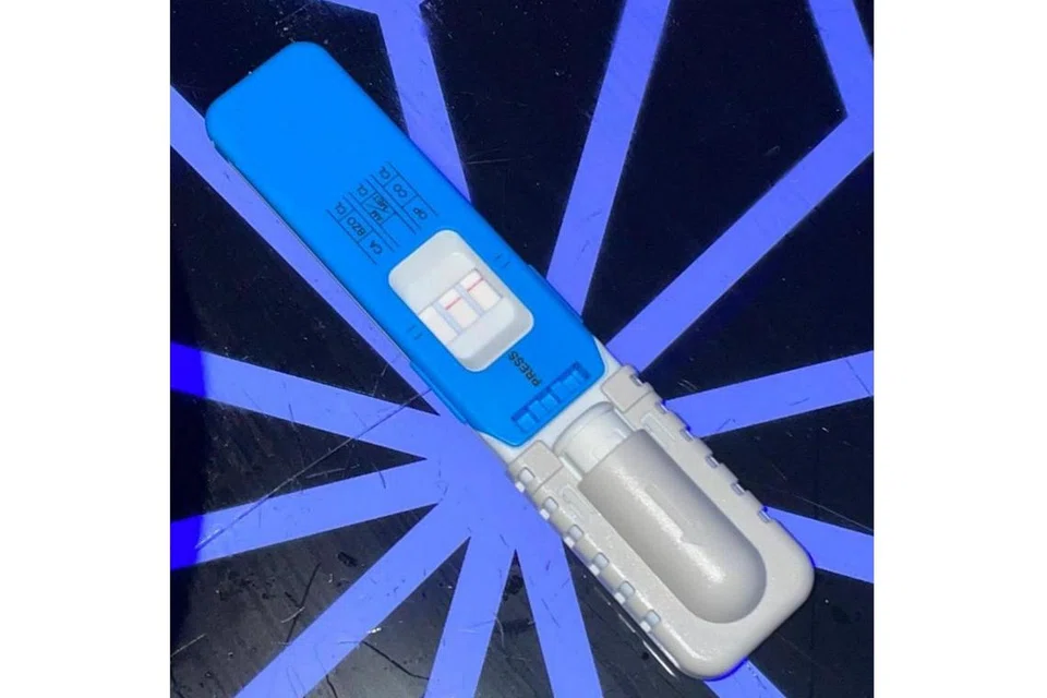 KIT UJIAN AIR LIUR: Dua garisan merah akan menjelma di kit ujian jika terdapat kesan dadah di sampel air liur. Ini bermakna keputusan ujian adalah positif. Sebaliknya, jika suspek diuji negatif, tiada garisan merah akan menjelma. - Foto CNB