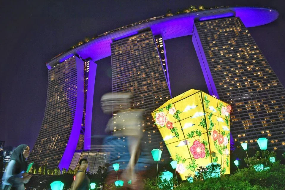 TANGLUNG 'IMPIAN': Pameran Scented Walk di Taman di Persisiran bakal dinyalakan oleh sebilangan tanglung 'Sky Lantern Dreams' yang dipasang di sepanjang lebih 100 meter dan merupakan sebahagian daripada pameran Sky Lantern Dreams. - Foto BH oleh ARIFFIN JAMAR