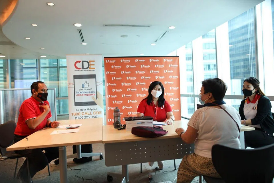 ISU PEMBANTU RUMAH: Encik Shamsul Kamar (kiri) dan Anggota Parlimen GRC Pasir Ris-Punggol Cik Yeo Wan Ling (dua dari kiri) bertemu anggota NTUC yang ingin mendapatkan nasihat tentang isu pembantu rumah. - Foto NTUC