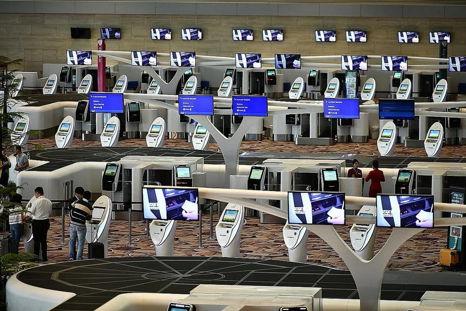 TEKNOLOGI PERMUDAH PENUMPANG: Kios-kios 'DIY' bagi penumpang mendaftarkan penerbangan dan memasukkan bagasi secara mudah dan pantas. - Foto fail 