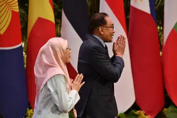 TIBA DI PUNCAK ASEAN: Datuk Seri Anwar Ibrahim bersama isteri, Datuk Seri Dr Wan Azizah Wan Ismail, tiba di lokasi  Sidang Puncak Asean di Jakarta pada Selasa. 