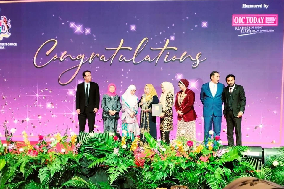 Cik Fadilah Abdul Majid (empat dari kiri), Pemilik dan Pengarah Urusan, SpaJelita Pte Ltd yang juga Naib Presiden, Dewan Perniagaan dan Perusahaan Melayu Singapura (DPPMS) serta Pengerusi Dewi – cabang wanita DPPMS – menjadi satu-satunya penerima Anugerah Dunia Islam Rania dari Singapura yang berlangsung di Kuala Lumpur, Malaysia. Anugerah telah disampaikan oleh Datin Seri Dr Wan Azizah Wan Ismail, isteri Perdana Menteri Malaysia, Datuk Seri Dr Anwar Ibrahim (tiga dari kiri).