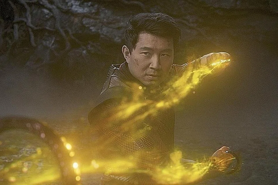 LEBIH DARI FILEM PERTAHANAN DIRI: Simu Liu sebagai watak utama dan adiwira Asia pertama Marvel, Shang-Chi, menganggap filem 'Shang-Chi and the Legend of the Ten Rings' ini sebagai menyuarakan misi orang Asia dalam mencapai keamanan dunia. - Foto MARVEL STUDIOS 