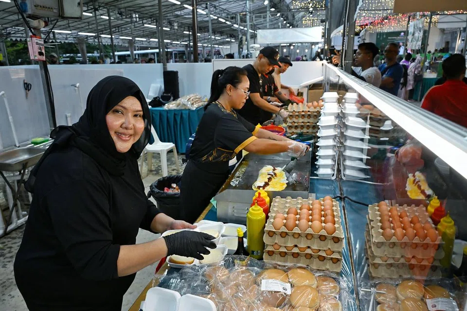Pemilik Irmaya Wedding Gallery, Cik Normaya Mohd Salleh,  menyumbang kembali kepada masyarakat dengan mengagihkan 400 set Bubur Lambuk di Bazar Selera Ramadanpada 8 Mac 2025. 