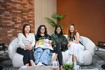 (Dari kiri) Timbalan Editor Audiens dan Perkembangan Berita Harian, Cik Rabiatul Adawiya Binhan; Eksekutif Penjenamaan dan Promosi Tamil Murasu, Cik C Aishwarya; hos podcast ‘The Usual Place’ yang juga  Koresponden The Straits Times, Cik Natasha Zachariah; dan Penerbit Kandungan pasukan media sosial Zaobao untuk golongan muda, HeyKaki, Cik Zhang Xi Ying, berkongsi pandangan mereka tentang perkara yang diperlukan untuk mahir dalam dwibahasa di Singapura.