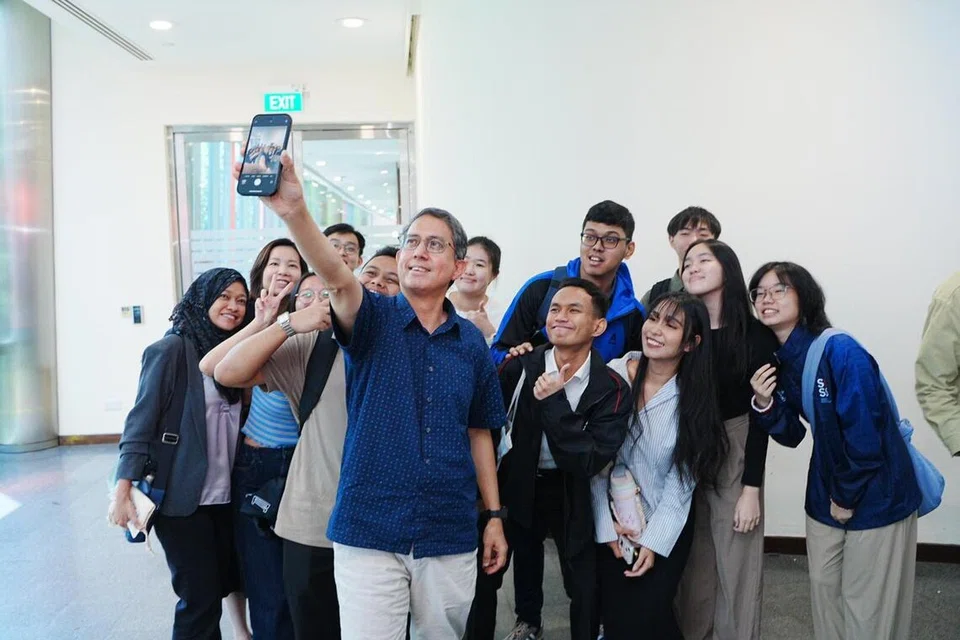 Pemangku Menteri Bertanggungjawab bagi Ehwal Masyarakat Islam merangkap Menteri Negara Kanan (Ehwal Dalam Negeri), Profesor Madya Dr Muhammad Faishal Ibrahim (paling depan), berswafoto bersama belia yang menghadiri Forum Belia 2025 anjuran Kumpulan Penjagaan Lanjut Antara Agensi (ACG) di Auditorium Mochtar Riady, Universiti Pengurusan Singapura (SMU), pada 29 November.