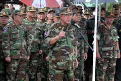 Foto yang diambil dan dikeluarkan pada 26 Jun 2025 oleh Agensi Kampuchea Presse (AKP) menunjukkan bekas pemimpin Kemboja, Hun Sen, yang kini merupakan Presiden Senat dan Jeneral lima bintang, sedang berucap kepada anggota tentera semasa lawatannya ke pasukan bersenjata yang ditempatkan di sepanjang sempadan Kemboja-Thailand di wilayah Preah Vihear.
