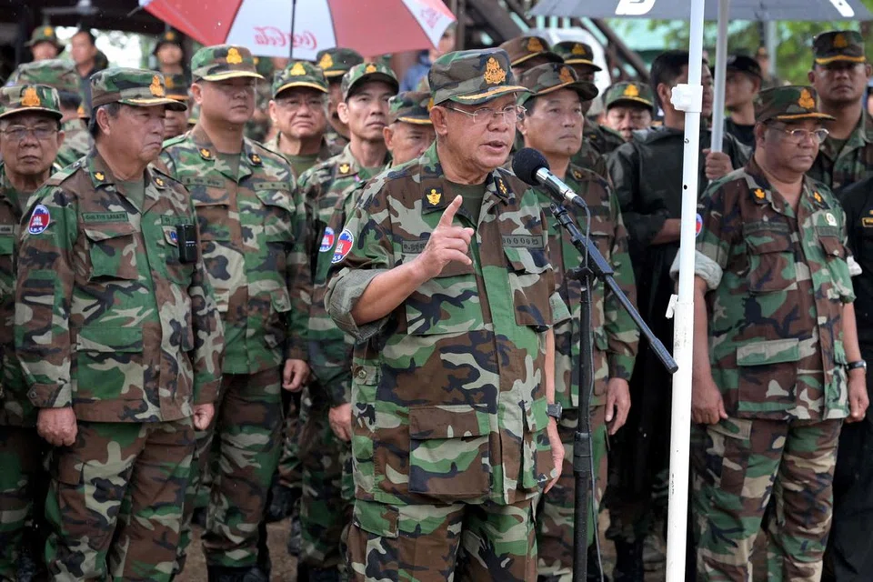 Foto yang diambil dan dikeluarkan pada 26 Jun 2025 oleh Agensi Kampuchea Presse (AKP) menunjukkan bekas pemimpin Kemboja, Hun Sen, yang kini merupakan Presiden Senat dan Jeneral lima bintang, sedang berucap kepada anggota tentera semasa lawatannya ke pasukan bersenjata yang ditempatkan di sepanjang sempadan Kemboja-Thailand di wilayah Preah Vihear.