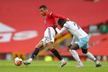 PEMAIN LINCAH: Penyerang Manchester United Mason Greenwood (kiri) beraksi bersama Arthur Masuaku dari West Ham United dalam perlawanan di Old Trafford. Greenwood menyumbang gol penyamaan dalam perlawanan itu. - Foto REUTERS