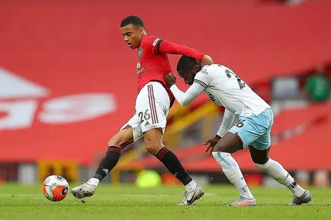 PEMAIN LINCAH: Penyerang Manchester United Mason Greenwood (kiri) beraksi bersama Arthur Masuaku dari West Ham United dalam perlawanan di Old Trafford. Greenwood menyumbang gol penyamaan dalam perlawanan itu. - Foto REUTERS