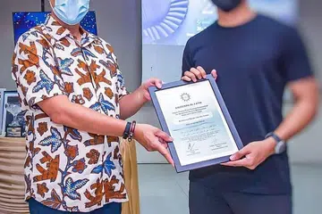 ATASI CABARAN: Encik Masagos (kiri) meraikan pencapaian Dan (bukan nama sebenar). Bekas penghuni RKM ini adalah penerima Biasiswa Al Fatih pemberian RKM kerana menunjukkan kelakonan yang baik dalam pendidikan. - Foto MASAGOS ZULKIFLI MASAGOS MOHAMAD / FACEBOOK