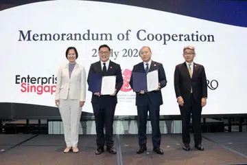 Majlis memperbaharui memorandum kerjasama antara EnterpriseSG dengan Pertubuhan Perdagangan Luar Jepun (Jetro) pada 2 Julai disaksikan oleh (dari kiri) Menteri Negara (Ehwal Luar merangkap Perdagangan dan Perusahaan), Cik Gan Siow Huang; Pengerusi EnterpriseSG, Encik Lee Chuan Teck; Presiden Jetro, Encik Susumu Kataoka; dan Duta Jepun ke Singapura, Encik Hiroshi Ishikawa.