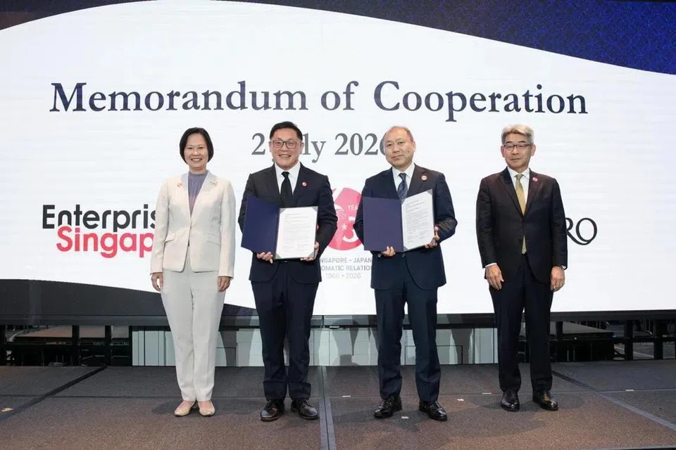 Majlis memperbaharui memorandum kerjasama antara EnterpriseSG dengan Pertubuhan Perdagangan Luar Jepun (Jetro) pada 2 Julai disaksikan oleh (dari kiri) Menteri Negara (Ehwal Luar merangkap Perdagangan dan Perusahaan), Cik Gan Siow Huang; Pengerusi EnterpriseSG, Encik Lee Chuan Teck; Presiden Jetro, Encik Susumu Kataoka; dan Duta Jepun ke Singapura, Encik Hiroshi Ishikawa.