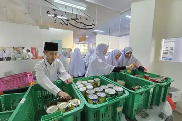 Pelajar Madrasah Aljunied daripada Kelab Ihsan berganding bahu dan membantu dalam pengagihan makanan asas bagi projek Food on Wheels. 