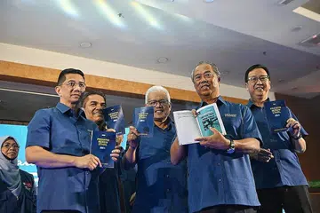 YAKIN MENANG: Pengerusi Perikatan Nasional (PN) yang juga Presiden Parti Pribumi Bersatu Malaysia (Bersatu), Tan Sri Muhyiddin Yassin (dua dari kanan), bersama pucuk pimpinan Bersatu melancarkan Manifesto PN di Glenmarie Hotel & Golf Resort, Shah Alam, Selangor, pada 6 November lalu. - Foto BH oleh ARIFFIN JAMAR