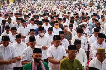 Umat Islam menunaikan solat istisqa secara berjemaah bagi memohon hujan di Palembang, Sumatera Selatan, Indonesia, pada 25 Ogos 2026, ketika wilayah itu dilanda musim kering berpanjangan dan jerebu akibat kebakaran hutan dan tanah. Kira-kira 3,000 penduduk menyertai solat itu ketika Sumatera Selatan mencatat jumlah titik panas tertinggi di Indonesia, manakala lebih 9,300 kes jangkitan pernafasan akut direkodkan di Palembang dalam tempoh tiga minggu pertama Ogos.