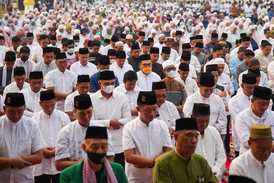Umat Islam menunaikan solat istisqa secara berjemaah bagi memohon hujan di Palembang, Sumatera Selatan, Indonesia, pada 25 Ogos 2026, ketika wilayah itu dilanda musim kering berpanjangan dan jerebu akibat kebakaran hutan dan tanah. Kira-kira 3,000 penduduk menyertai solat itu ketika Sumatera Selatan mencatat jumlah titik panas tertinggi di Indonesia, manakala lebih 9,300 kes jangkitan pernafasan akut direkodkan di Palembang dalam tempoh tiga minggu pertama Ogos.