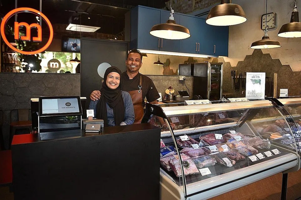 TINGKATKAN KESEDARAN DAGING PREMIUM HALAL: Cik Sophina dan suaminya Encik Rafiq (kededuanya atas) berbesar hati kerana penduduk tempatan khususnya masyarakat Melayu/Islam kini lebih terbuka untuk menempah daging daripada gerai mereka setelah memahami nilai di sebalik daging premium. - Foto BM oleh KELLY HUI