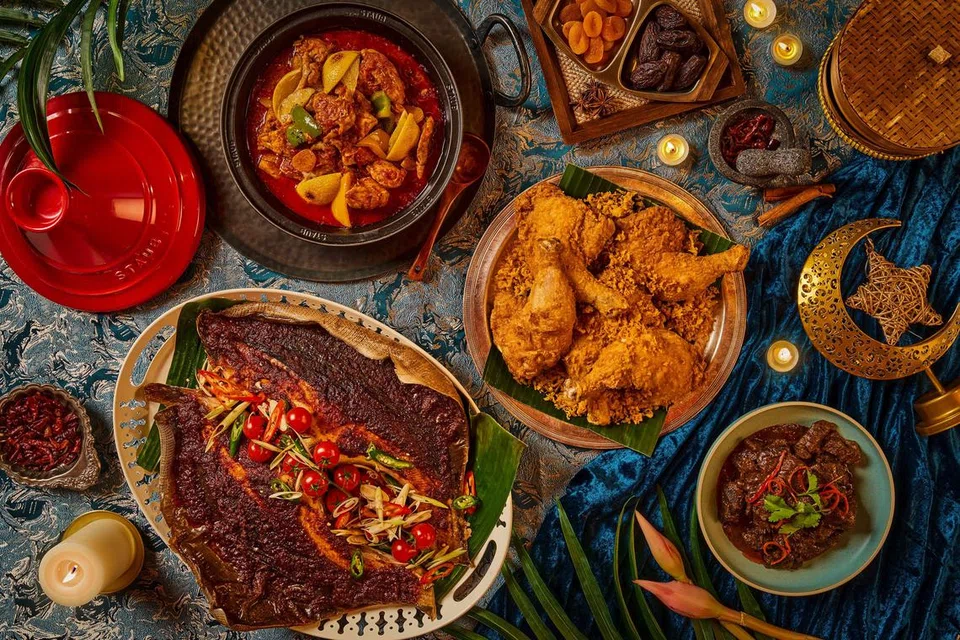 Bufet 21 on Rajah berusaha memenuhi pelbagai selera pelanggan dengan pilihan hidangan yang boleh dinikmati seperti Ayam Penyet, Udang Petai, Asam Pedas Tenggiri dan Daging Rendang.