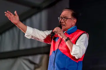 SOKONG KERAJAAN STABIL: Perdana Menteri Malaysia, Datuk Seri Anwar Ibrahim menggesa rakyat memilih kerajaan yang stabil supaya dapat menarik pelaburan asing dan menambah pekerjaan, semasa bercakap kepada rakyat di Pulang Pinang. 