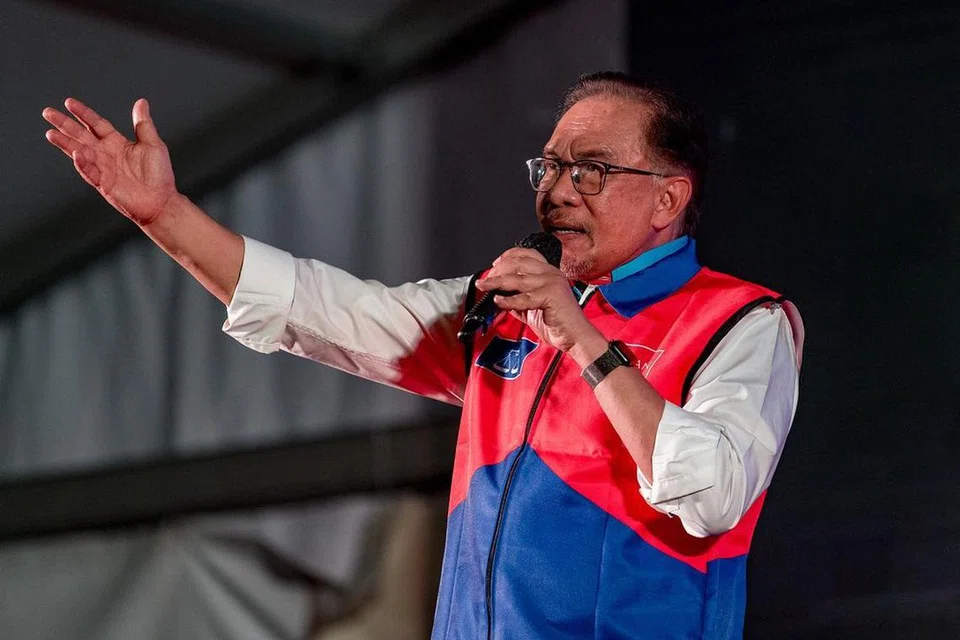 SOKONG KERAJAAN STABIL: Perdana Menteri Malaysia, Datuk Seri Anwar Ibrahim menggesa rakyat memilih kerajaan yang stabil supaya dapat menarik pelaburan asing dan menambah pekerjaan, semasa bercakap kepada rakyat di Pulang Pinang. 