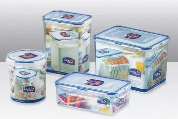 TAWAR DISKAUN: Pelbagai bekas jenama Lock & Lock antara yang ditawarkan pada potongan harga dalam jualan gudang Foh Foh. - Foto FOH FOH