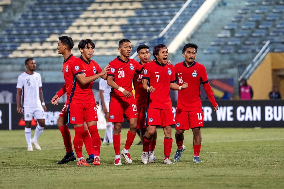 Pemain terbaru Singapura, Kyoga Nakamura (dua dari kanan), meraikan gol pertamanya untuk pasukan Singa dalam kemenangan 3-0 ke atas Timor Leste dalam peringkat kumpulan A. Beliau mendapatkan kerakyatannya secara rasmi pada 25 Oktober 2024. Kelincahan dan kehebatan hantaran bola beliau menjadikannya antara pemain penting bagi pasukan Singa untuk Piala AFF Mitsubishi Electric 2024, dengan beliau menjaringkan dua gol dalam pertandingan itu, termasuk satu-satunya gol Singapura menentang Vietnam di separuh akhir. 