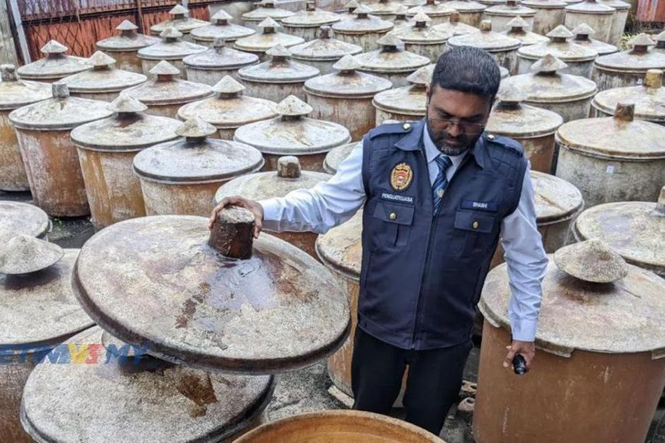 Tempat perapan kicap dan sos cili di sebuah kilang kicap berusia lebih 129 tahun di Pulau Pinang berada dalam keadaan kotor dan menjijikkan dengan penemuan najis tikus.