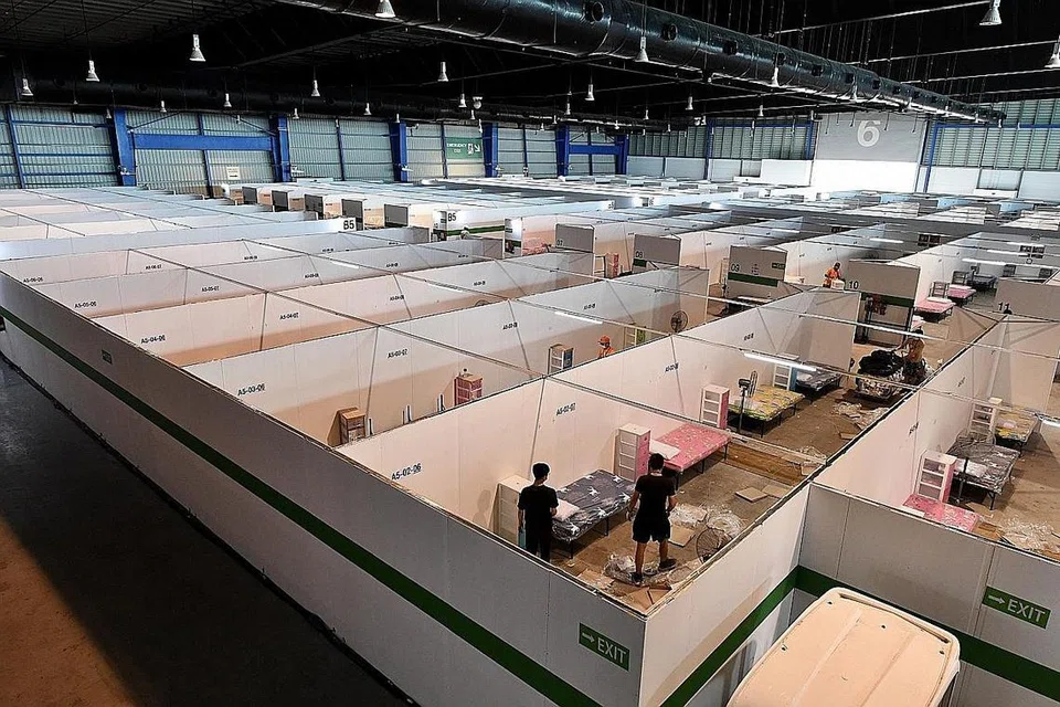 KEMUDAHAN PENGASINGAN MASYARAKAT: Dengan keluasan 33,000 meter persegi, kemudahan yang dilengkapi dengan Wi-Fi dan penyejuk udara boleh menampung sekitar 2,700 pesakit (gambar atas). - Foto BH oleh DESMOND FOO