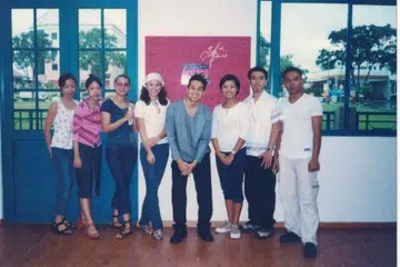 BARISAN PELAKON: (Dari kiri) Nuriyah Abu Bakar, Elyani Hanim Mohamed, Fidi Hassim, Erna Abdullah, Zan Sofiyan, Seri Wahyuni Jaes, Izwan Ali dan Khairudin Samsudin.