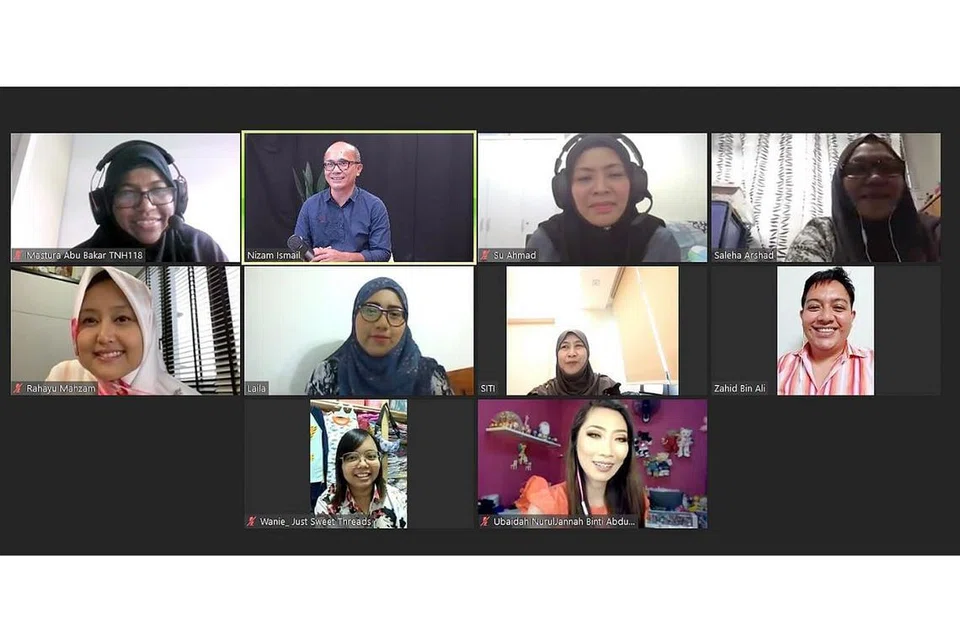 KELUHAN PENIAGA: Seramai 13 peniaga dari rumah di satu sesi dialog menerusi Zoom dihadiri Setiausaha Parlimen (Kesihatan), Cik Rahayu Mahzam (paling kiri, barisan tengah). - Foto fail 