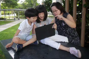 BERI GALAKAN: Bagi Cik Cheryl Chan (kanan), beliau membenarkan anak perempuannya, Raequelle Zhang (tengah), memulakan akaun YouTube sendiri yang merakamkan video anak lelakinya, Reagan (kiri). - Foto BH oleh GIN TAY