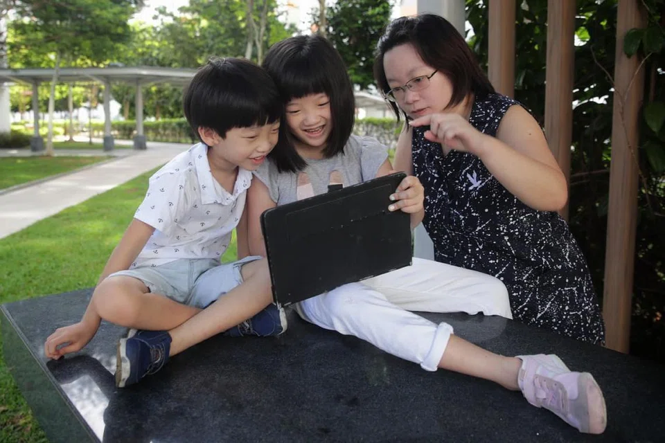 BERI GALAKAN: Bagi Cik Cheryl Chan (kanan), beliau membenarkan anak perempuannya, Raequelle Zhang (tengah), memulakan akaun YouTube sendiri yang merakamkan video anak lelakinya, Reagan (kiri). - Foto BH oleh GIN TAY