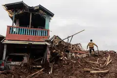 Indonesia, Bandung Barat, Cisarua, tanah runtuh, korban, maut, operasi cari mangsa, lumpur tebal, bencana alam