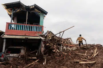 Indonesia, Bandung Barat, Cisarua, tanah runtuh, korban, maut, operasi cari mangsa, lumpur tebal, bencana alam
