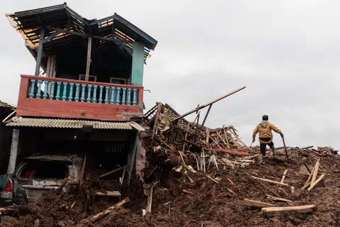 Indonesia, Bandung Barat, Cisarua, tanah runtuh, korban, maut, operasi cari mangsa, lumpur tebal, bencana alam