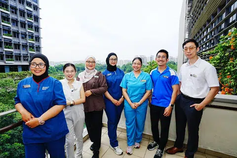 Jururawat amalan lanjutan atau klinisian, di Hospital Khoo Teck Puat, Cik Mariana Mahadi (kiri), telah memulakan program khas – Pendidikan dan Pemerkasaan Kumpulan (GEM) edisi Haji dan Umrah – bagi membantu pesakit. Pasukannya turut terdiri daripada (dua dari kiri) Pakar Pemakanan, Cik Pang Kang Ru; Penyelaras Program, Cik Citra Dianti Sonarno; Jururawat Kanan, Cik Nurasrina Kamsani; ‘Podiatrist’ Kanan, Cik Nadiah Raman; Ahli Fisioterapi Kanan, Encik Muhammad Jazimin Haron; Perunding, Dr Tan Seng Kiong. 