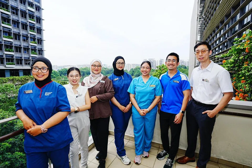 Jururawat amalan lanjutan atau klinisian, di Hospital Khoo Teck Puat, Cik Mariana Mahadi (kiri), telah memulakan program khas – Pendidikan dan Pemerkasaan Kumpulan (GEM) edisi Haji dan Umrah – bagi membantu pesakit. Pasukannya turut terdiri daripada (dua dari kiri) Pakar Pemakanan, Cik Pang Kang Ru; Penyelaras Program, Cik Citra Dianti Sonarno; Jururawat Kanan, Cik Nurasrina Kamsani; ‘Podiatrist’ Kanan, Cik Nadiah Raman; Ahli Fisioterapi Kanan, Encik Muhammad Jazimin Haron; Perunding, Dr Tan Seng Kiong. 