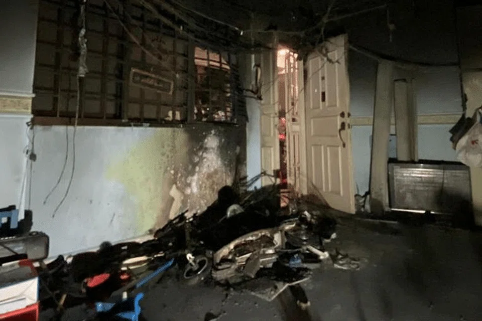 Pasukan Pertahanan Awam Singapura (SCDF) telah memberi respons kepada satu kejadian kebakaran di unit flat tingkat empat di Blok 111 Rivervale Walk pada sekitar 5.30 pagi Selasa (10 Mac). - Foto FACEBOOK SINGAPORE CIVIL DEFENCE FORCE 